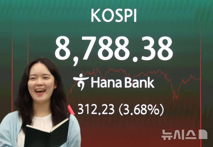 [서울=뉴시스] 조성우 기자 = 코스피가 전 거래일(8476.15)보다 312.23포인트(3.68%) 오른 8788.38에 장을 마감한 1일 오후 서울 중구 하나은행 딜링룸 전광판에 지수가 표시되고 있다.코스닥 지수는 전 거래일(1074.80)보다 24.77포인트(2.30%) 하락한 1050.03에 거래를 마쳤다. 원·달러 환율은 전 거래일(1507.9원)보다 3.6원 내린 1504.3원에 주간 거래를 마감했다. 2026.06.01. xconfind@newsis.com