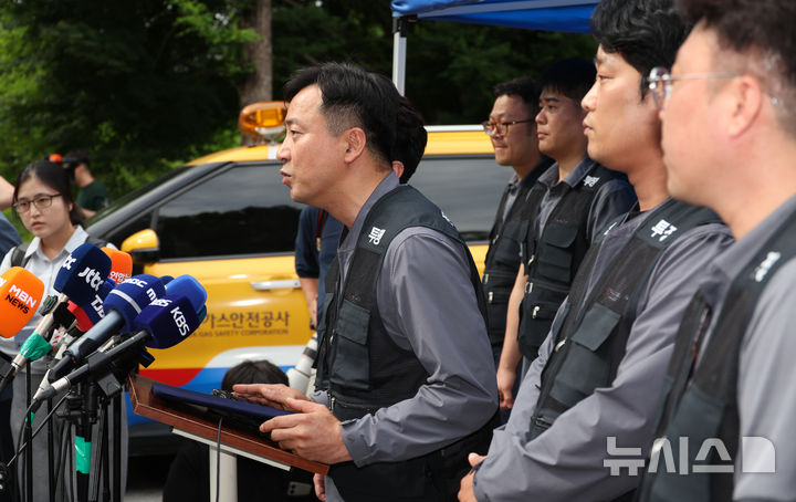 [대전=뉴시스] 김금보 기자 = 허록 전국화학연맹 한화노동조합 위원장을 비롯한 조합원들이 1일 오후 대전 유성구 한화에어로스페이스 대전사업장 앞에서 폭발사고와 관련해 규탄 성명을 발표하고 있다. 2026.06.01. kgb@newsis.com