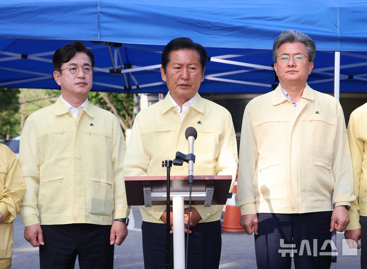 [대전=뉴시스] 김금보 기자 = 정청래 더불어민주당 대표가 1일 오후 대전 유성구 한화에어로스페이스 대전사업장 폭발 사고 현장을 살펴본 뒤 브리핑을 하고 있다. 2026.06.01. kgb@newsis.com