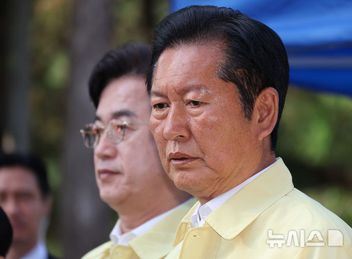 [대전=뉴시스] 김금보 기자 = 더불어민주당 정청래 대표가 1일 오후 대전 유성구 한화에어로스페이스 대전사업장 폭발 사고 현장을 살펴본 뒤 브리핑을 하고 있다. 2026.06.01. kgb@newsis.com