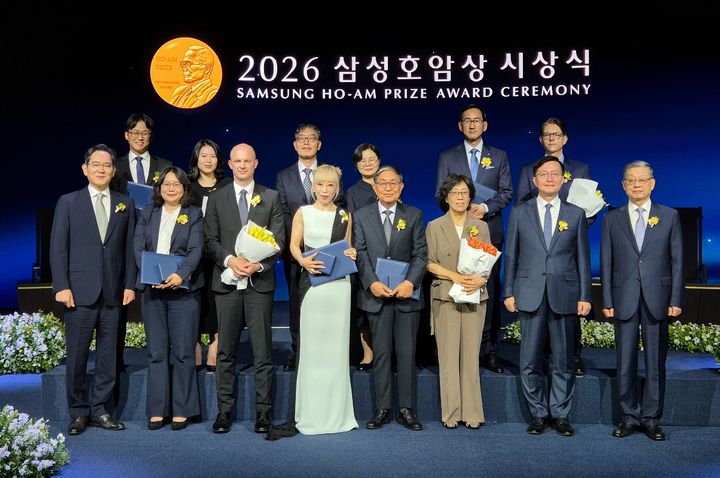 [서울=뉴시스] 이재용(앞줄 왼쪽 첫 번째) 삼성전자 회장이 1일 서울 중구 신라호텔 다이너스티홀에서 열린 '2026 삼성호암상 시상식'에서 수상자들과 함께 기념촬영 하고 있다. 이날 시상식에서는 과학상 물리·수학부문 오성진 UC버클리 교수, 과학상 화학·생명과학부문 윤태식 위스콘신대 매디슨 교수, 공학상 김범만 포스텍 명예교수, 의학상 에바 호프만 코펜하겐대 교수, 예술상 조수미 성악가, 사회봉사상 오동찬 국립소록도병원 의료부장이 수상의 영예를 안았다. (사진=삼성문화재단 제공) 2026.06.01. photo@newsis.com *재판매 및 DB 금지