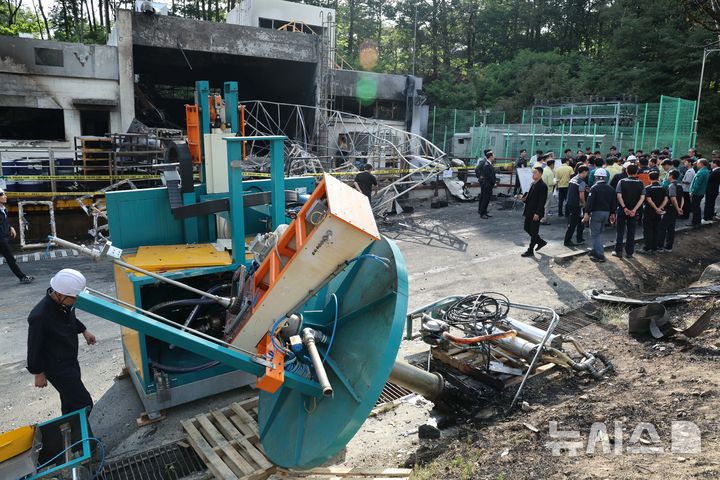 [서울=뉴시스] 김금보 기자 = 1일 폭발 사고가 발생한 대전 유성구 한화에어로스페이스 대전사업장이 통제되고 있다.(공동취재) 2026.06.01. photo@newsis.com