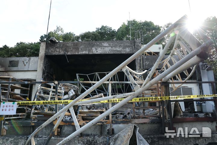 [서울=뉴시스] 김금보 기자 = 1일 폭발 사고가 발생한 대전 유성구 한화에어로스페이스 대전사업장이 통제되고 있다.(공동취재) 2026.06.01. photo@newsis.com