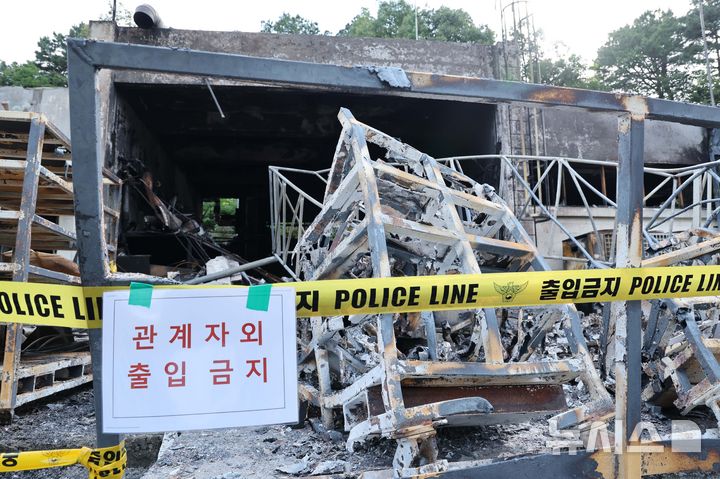 [서울=뉴시스] 김금보 기자 = 1일 폭발 사고가 발생한 대전 유성구 한화에어로스페이스 대전사업장이 통제되고 있다.(공동취재) 2026.06.01. photo@newsis.com