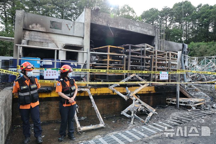 [서울=뉴시스] 김금보 기자 = 1일 폭발 사고가 발생한 대전 유성구 한화에어로스페이스 대전사업장이 통제되고 있다.(공동취재) 2026.06.01. photo@newsis.com