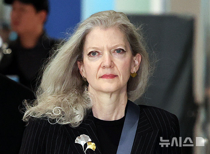 [인천공항=뉴시스] 최진석 기자 = 앨리슨 후커 미국 국무부 정무차관이 1일 인천국제공항을 통해 입국해 범정부 대표단과 차량으로 이동하고 있다. 후커 국무부 정무 차관을 중심으로한 미국 범정부 대표단은 2일 한미 간 핵추진잠수함, 우라늄농축, 사용후핵연료재처리 권한 확보 등을 논의하기 위한 양국 정부대표단의 첫 회를 가질 예정이다. 2026.06.01. myjs@newsis.com