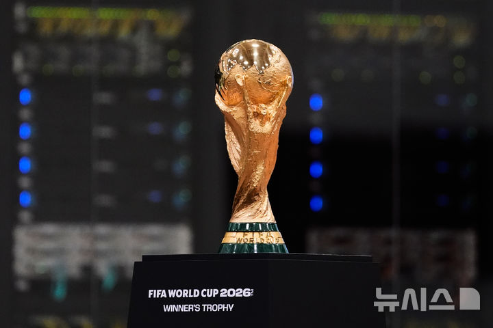 [댈러스=AP/뉴시스] 국제축구연맹(FIFA) 월드컵 트로피. 2026.06.01.
