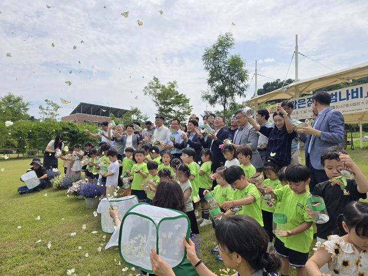 [안동=뉴시스] 지난 1일 상주시 함창읍 곤충테마생태원에서 왕은점표범나비 방사 행사가 열리고 있다. (사진=경북도 제공) 2026.06.02 photo@newsis.com *재판매 및 DB 금지