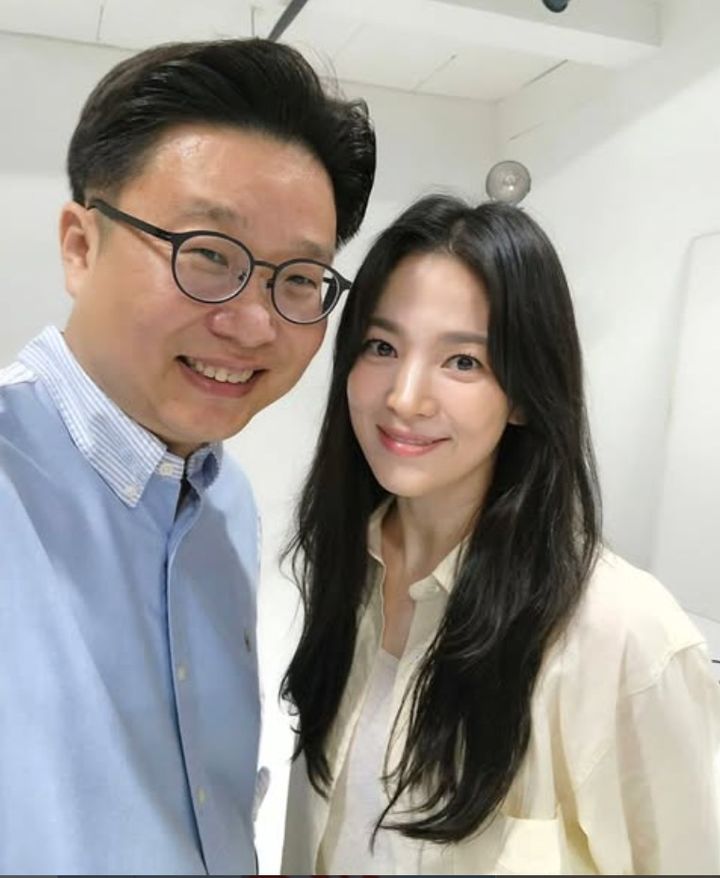 [서울=뉴시스] 세계 도시별 대한민국 역사 안내서를 기증하는 서경덕 성신여대 교수(왼쪽)과 배우 송혜교 (사진=서경덕 교수팀 제공) 2026.06.02. photo@newsis.com *재판매 및 DB 금지
