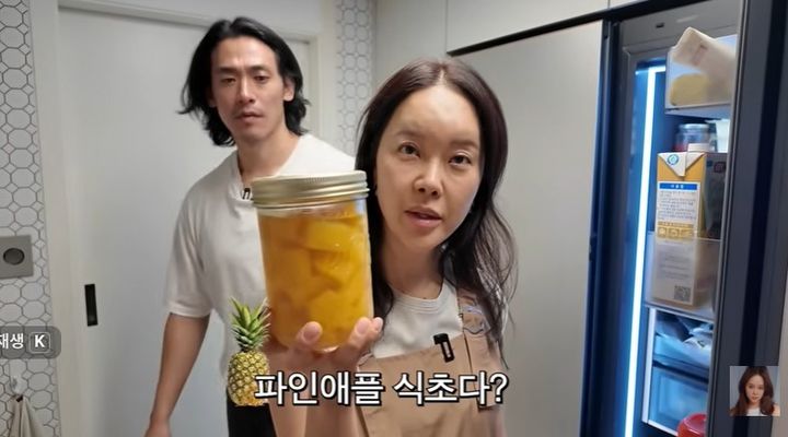 [서울=뉴시스] 가수 백지영이 지난 달 30일 자신의 유튜브 채널에서 직접 만든 파인애플 식초에 대해 소개했다. (사진= 유튜브 '백지영' 캡처)