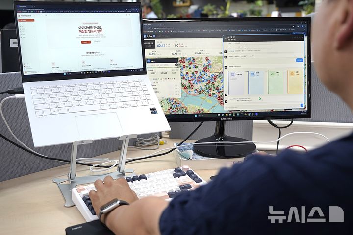 [서울=뉴시스]SK브로드밴드는 구성원들이 AI 에이전트를 직접 만들어 업무에 투입할 수 있는 환경을 구축해 네트워크 품질 관리를 혁신하고 있다고 2일 밝혔다. 사진은 AI 관제·진단 에이전트 'C-One'을 통해 네트워크 품질 모니터링 중인 SK브로드밴드 구성원들의 모습. (사진=SK브로드밴드 제공)