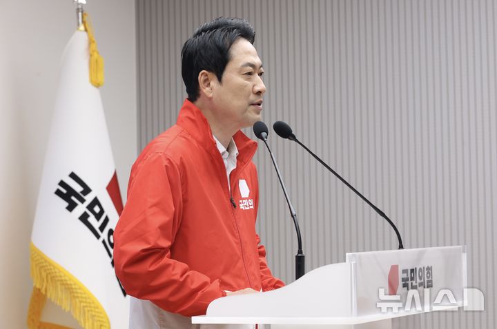 [서울=뉴시스]조성봉 기자= 장동혁 국민의힘 대표가 6·3 지방선거와 재보궐선거 본투표를 하루 앞둔 2일 오전 서울 여의도 중앙당사에서 대국민 투표 참여 호소 담화문을 발표하고 있다. 2026.06.02. suncho21@newsis.com