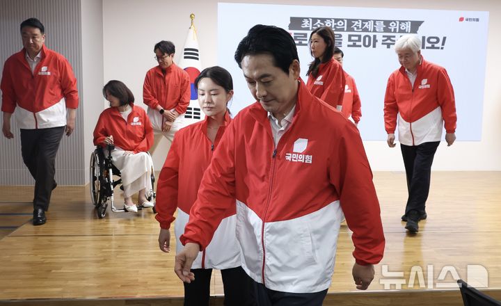 [서울=뉴시스]조성봉 기자= 장동혁 국민의힘 대표가 6·3 지방선거와 재보궐선거 본투표를 하루 앞둔 2일 오전 서울 여의도 중앙당사에서 대국민 투표 참여 호소 담화문 발표를 마치고 밖으로 나서고 있다. 2026.06.02. suncho21@newsis.com