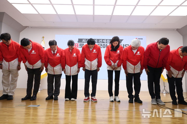 [서울=뉴시스]조성봉 기자= 장동혁 국민의힘 대표가 6·3 지방선거와 재보궐선거 본투표를 하루 앞둔 2일 오전 서울 여의도 중앙당사에서 대국민 투표 참여 호소 담화문을 발표하고 상임선거대책위원장들과 인사하고 있다. 2026.06.02. suncho21@newsis.com