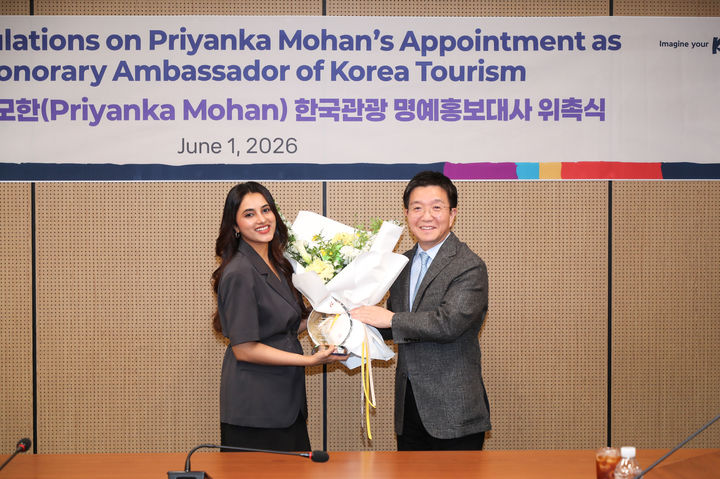 1일 한국관광 명예홍보대사 위촉식 모습. 프리얀카 모한(왼쪽)과 한국관광공사 박성혁 사장. (사진=관광공사) *재판매 및 DB 금지