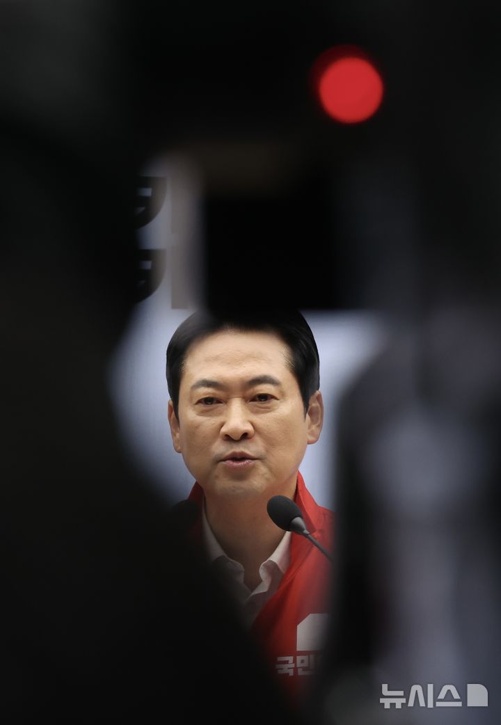 [서울=뉴시스]조성봉 기자= 장동혁 국민의힘 대표가 6·3 지방선거와 재보궐선거 본투표를 하루 앞둔 2일 오전 서울 여의도 중앙당사에서 대국민 투표 참여 호소 담화문을 발표하고 있다. 2026.06.02. suncho21@newsis.com