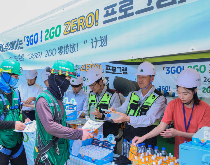 [서울=뉴시스] 지난 1일 인천 서구 가좌 테크센터 현장에서 현대건설 신재점 CSO가 온열질환 예방 프로그램의 일환으로 근로자들에게 시원한 음료와 전해질 보충제를 전달하고 있다. 2026.06.02. (사진=현대건설 제공) photo@newsis.com *재판매 및 DB 금지
