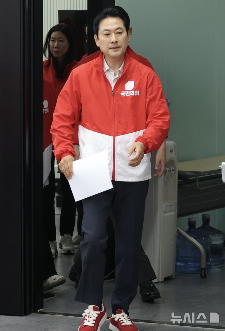 [서울=뉴시스]조성봉 기자= 장동혁 국민의힘 대표가 6·3 지방선거와 재보궐선거 본투표를 하루 앞둔 2일 오전 서울 여의도 중앙당사에서 대국민 투표 참여 호소 담화문을 발표하기 위해 입장하고 있다. 2026.06.02. suncho21@newsis.com