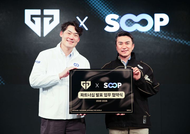 [서울=뉴시스] SOOP이 젠지와의 파트너십 기간을 2028년까지 연장했다고 2일 밝혔다. (오른쪽부터) 최영우 SOOP 대표, 아놀드 허 젠지 이스포츠 최고경영자(CEO). 2026.06.02. (사진=SOOP 제공) *재판매 및 DB 금지