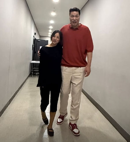 [서울=뉴시스] 가수 이효리가 농구선수 출신 방송인 서장훈과 찍은 사진을 공개했다. (사진=인스타그램 캡처) 2026.06.02. photo@newsis.com&nbsp; *재판매 및 DB 금지