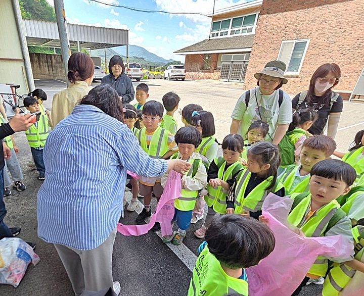 [평창=뉴시스] 메밀꽃유치원 자원순환체험. (사진=평창군 제공) 2026.06.02. photo@newsis.com *재판매 및 DB 금지