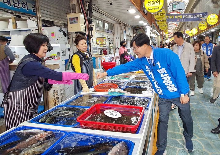 [거제=뉴시스] 신정철 기자= 변광용 더불어민주당 거제시장 후보가 2일, 친환경 에너지 발전 수익을 시민과 공유하는 ‘거제형 에너지 복지 2배 든든펀드’ 도입과 ‘햇빛마을’, ‘햇빛소득아파트’ 정책을 발표했다.사진은 변 후보의 재래시장 인사 모습.(사진=변광용후보선대본 제공).2026.06.02. photo@newsis.com *재판매 및 DB 금지