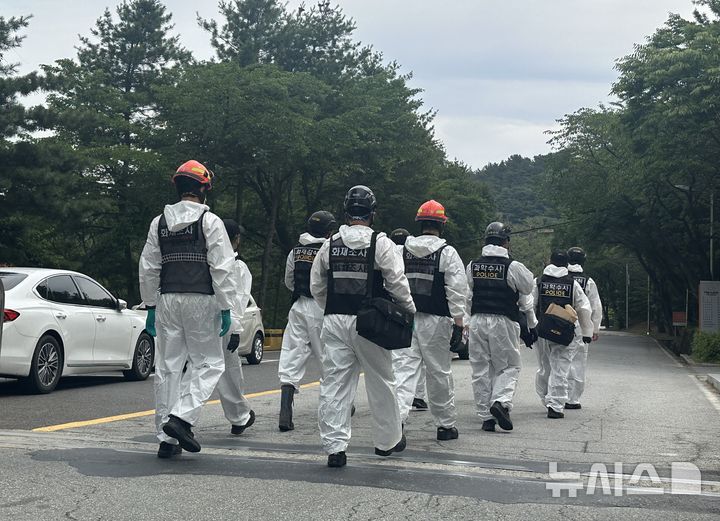  [대전=뉴시스] 김도현 기자 = 대전경찰청 과학수사계 관계자들이 2일 오전 대전 유성구 외삼동 한화에어로스페이스 대전 사업장에서 발생한 폭발 사고 원인 규명을 위해 현장으로 진입하고 있다. 2026.06.02. kdh1917@newsis.com