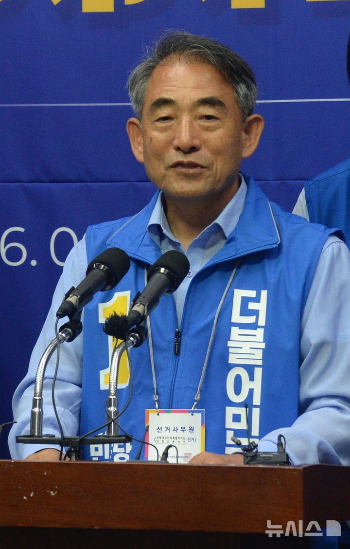[전주=뉴시스] 김얼 기자 = 윤준병 더불어민주당 전북특별자치도당 위원장이 2일 전북 전주시 전북특별자치도의회 기자회견장에서 '대국민 지지 호소' 기자회견을 열고 질의에 답변하고 있다. 2026.06.02. pmkeul@newsis.com