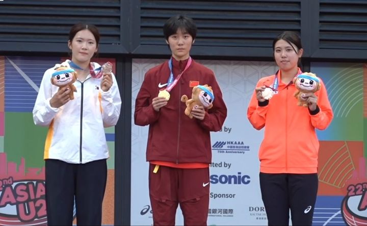 [제주=뉴시스] 제주시 직장운동경기부 육상팀 소속 김수지(왼쪽)가 지난달 28~31일 홍콩에서 열린 '제22회 아시아 U20 육상경기선수권대회' 여자 멀리뛰기 결승에서 5m94를 기록하며 은메달을 획득했다. (사진=제주시 제공) 2026.06.02. photo@newsis.com *재판매 및 DB 금지