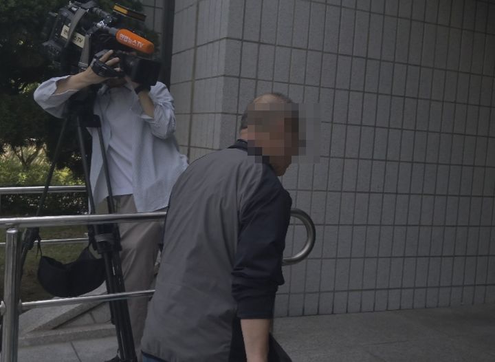[서울=뉴시스] 조수원 기자 = 서울남부지법 황중연 영장전담 부장판사는 2일 오전 10시30분부터 교통사고처리특례법 위반(치사) 혐의를 받는 60대 남성 윤모씨에 대한 구속 전 피의자 심문(영장실질심사)을 진행한다. 사진은 윤모씨 모습.2026.06.02. tide1@newsis.com *재판매 및 DB 금지