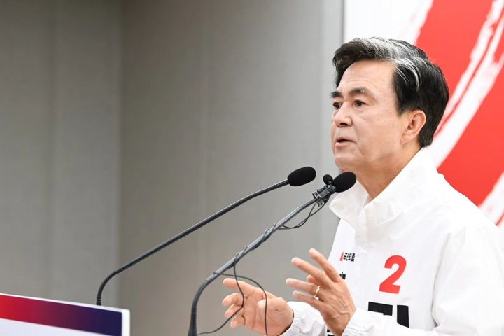 [홍성=뉴시스] 국민의힘 김태흠 충남도지사 후보가 2일 충남도청 프레스센터에서 기자회견을 하고 있다. (사진=캠프 제공) 2026.06.02 photo@newsis.com *재판매 및 DB 금지