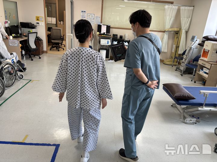 [부천=뉴시스] 부천세종병원에서 재활치료 중인 환자가 의료진과 함께 인공지능 기반 보행 분석을 하는 모습. (사진=부천세종병원 제공) 2026.06.02. photo@newsis.com