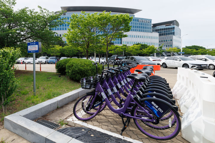 [서울=뉴시스] 인천공항공사가 에너지 절감 및 공항 인근 지역의 교통편의 제고를 위해 공항 주변 공유자전거 서비스를 확대한다. 사진은 인천공항공사 정부합동청사 앞에 설치된 ‘따봉자전거존’의 모습. 2026.06.02. (사진=인천공항공사 제공) photo@newsis.com *재판매 및 DB 금지