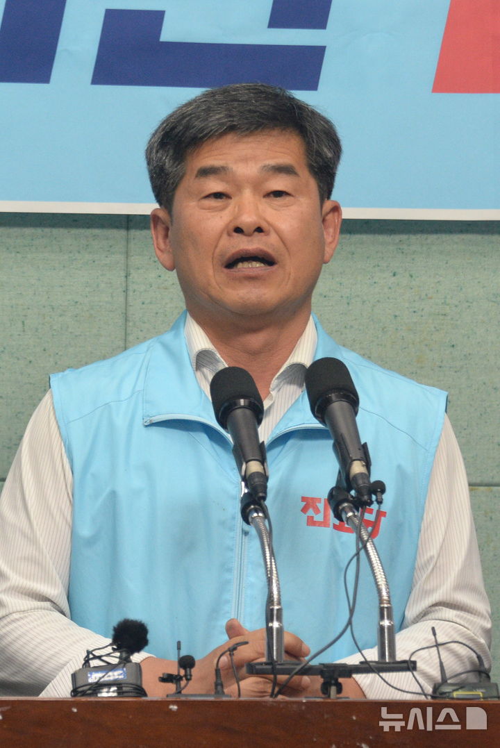 [전주=뉴시스] 김얼 기자 = 전권희 진보당 전북특별자치도당 위원장이 2일 전북 전주시 전북특별자치도의회 기자회견장에서 '마지막 지지 호소' 기자회견을 열고 질의에 답변하고 있다. 2026.06.02. pmkeul@newsis.com
