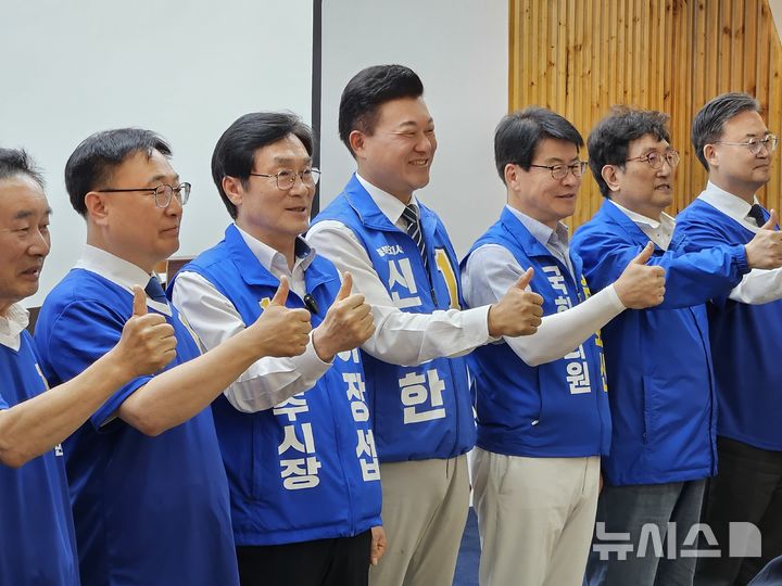 [청주=뉴시스] 이도근 기자 = 6.3 지방선거를 하루 앞둔 2일 신용한 더불어민주당 충북지사 후보와 이장섭 청주시장 후보, 지방의원 비례대표, 충북도당 선거대책위원회 관계자가 충북도청 브리핑룸에서 기자회견을 열어 마지막 지지 호소와 필승을 결의하며 파이팅을 하고 있다. 2026.06.02. nulha@newsis.com 