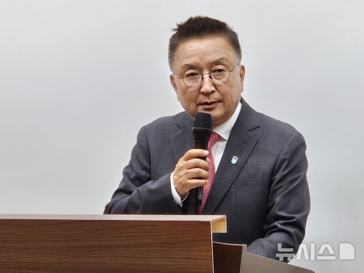 [청주=뉴시스] 이도근 기자= 6.3 지방선거를 할 앞둔 2일 김영환 국민의힘 충북지사 후보가 충북도청 브리핑룸에서 마지막 지지를 호소하는 기자회견을 하고 있다. 2026.06.02. nulha@newsis.com