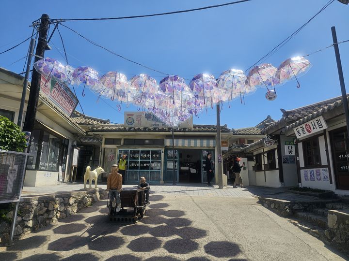 [울산=뉴시스] 울산 남구 장생포 고래문화마을 내 장생포 옛마을에 조성된 수국우산 포토존. (사진=울산 남구도시관리공단 제공) photo@newsis.com *재판매 및 DB 금지