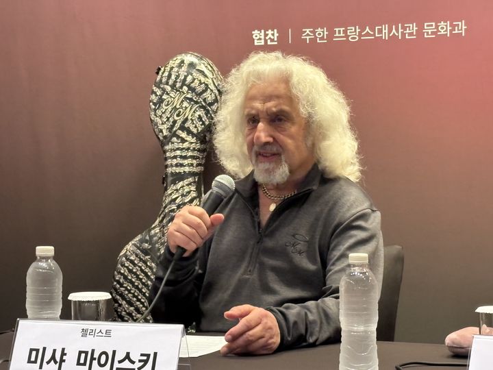 [서울=뉴시스] 한이재 기자 = 2일 서울 중구 한 호텔에서 열린 '2026 클래시컬 브릿지 국제 음악 페스티벌 기자간담회'에서 첼리스트 미샤 마이스키가 말하고 있다. 2026.06.02. nowone@newsis.com *재판매 및 DB 금지