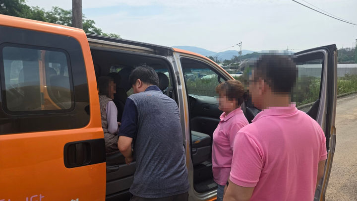 [창녕=뉴시스] 영산면과 곽창진 이장과 복시지설 관계자들이 어르신을 설득해 노인주거복지시설로 모시고 있다. (사진=창녕군 제공) 2026.06.02. photo@newsis.com *재판매 및 DB 금지