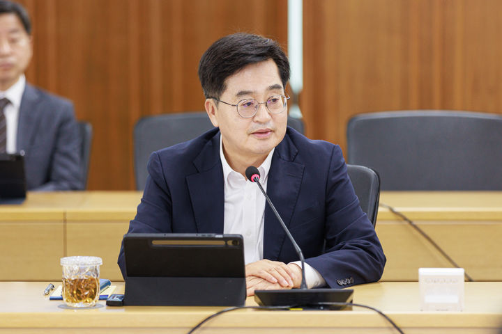 [수원=뉴시스] 김동연 지사가 2일 오전 경기도청 율곡홀에서 열린 6월 도정 주요 간부회의에서 인사말을 하고 있다. (사진=경기도 제공) 2026.06.02. photo@newsis.com *재판매 및 DB 금지