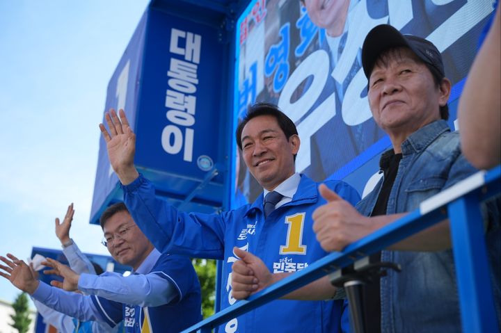 [강릉=뉴시스] 2일 더불어민주당 우상호 강원도지사 후보가 강릉에서 공식 선거운동 마지막 집중유세를 펼치고 있다.(사진=우상호 후보 캠프 제공)photo@newsis.com *재판매 및 DB 금지