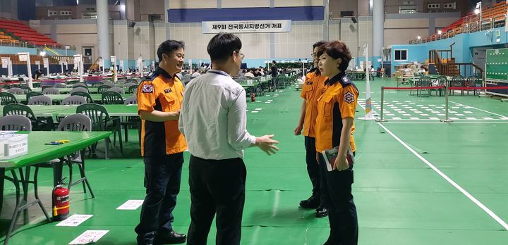 [전주=뉴시스] 제9회 전국동시지방선거를 하루 남긴 2일 전북 전주시 완산구 전주화산체육관 내에 마련된 선거 개표소에 이오숙 전북특별자치도소방본부장(오른쪽)이 방문해 안전점검과 함께 관계자의 설명을 듣고 있다. (사진=전북특별자치도소방본부 제공) 2026.06.02. photo@newsis.com *재판매 및 DB 금지