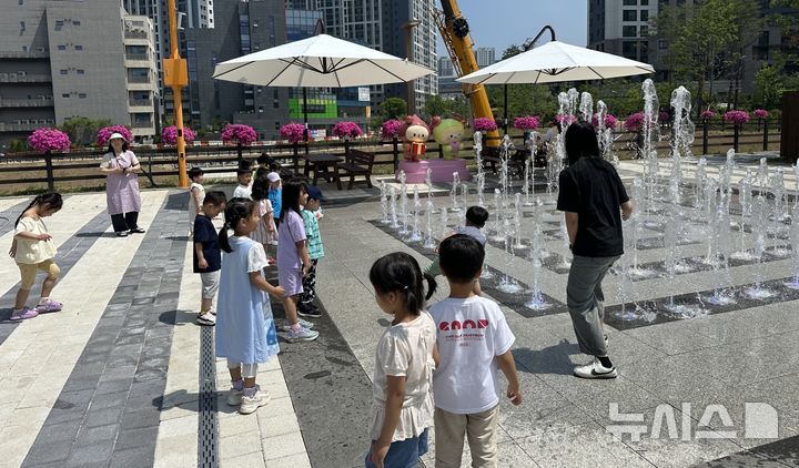 [과천=뉴시스] 경기 과천시가 9월까지 공원 내 수경 시설을 운영한다. (사진=과천시 제공) 2026.06.02. photo@newsis.com