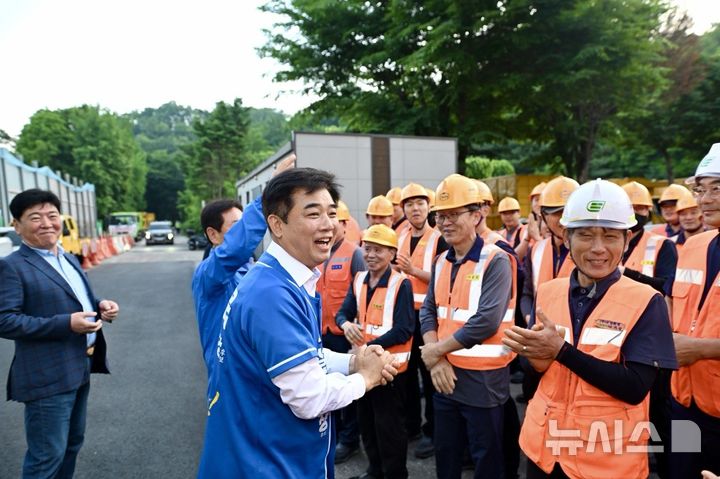 [성남=뉴시스] 김병욱 후보가 유세 마지막날인 2일 첫 일정으로 환경노동자들을 만나 격려하고 있다 (사진=김병욱 후보 선거사무실 제공) 2026.06.02.photo@newsis.com
