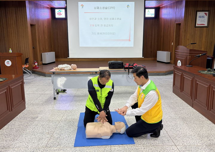 [창녕=뉴시스] 안전관리요원이 안전교육에서 심폐소생술을 배우고 있다. (사진=창녕군 제공) 2026.06.02. photo@newsis.com *재판매 및 DB 금지