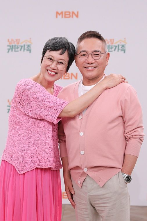 서울=뉴시스] 코미디언 박미선, 이봉원 부부가 2일 온라인으로 진행된 MBN 신규 예능 프로그램 '남의 집 귀한 가족' 제작발표회에서 포즈를 취하고 있다. (사진=MBN 제공) 2026.06.02. photo@newsis.com *재판매 및 DB 금지