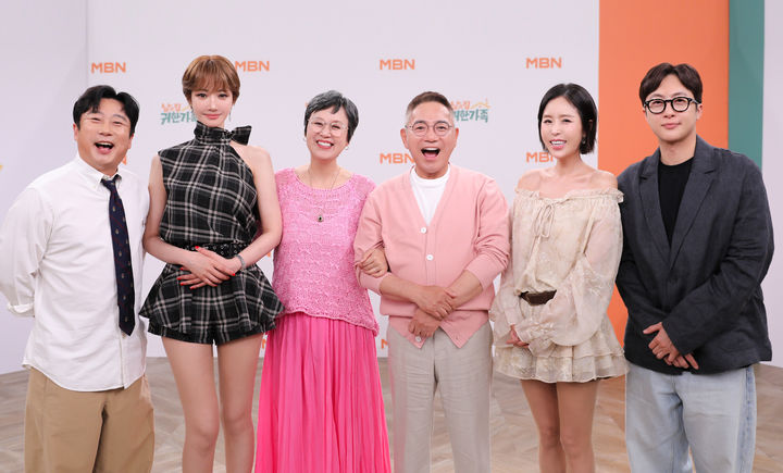 [서울=뉴시스] 2일 MBN 신규 예능 프로그램 '남의 집 귀한 가족' 온라인 제작발표회가 진행됐다. 왼쪽부터 방송인 이수근, 코미디언 박미선·이봉원 부부, 그룹 코요태 신지, 배우 고준희, 방송인 전민기. (사진=MBN 제공) 2026.06.02. photo@newsis.com *재판매 및 DB 금지