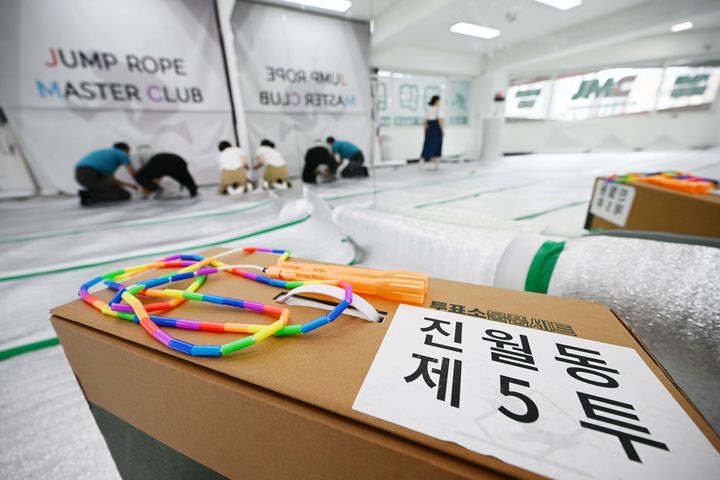 [광주=뉴시스] 이현행 기자 = 제9회 전국동시지방선거 본투표를 하루 앞둔 2일 오후 광주 남구 진월동 제5투표소인 JMC줄넘기학원에서 선거관리위원회 관계자들이 투표소 설치 작업을 하며 유권자를 맞을 준비를 하고 있다. 2026.06.02. lhh@newsis.com