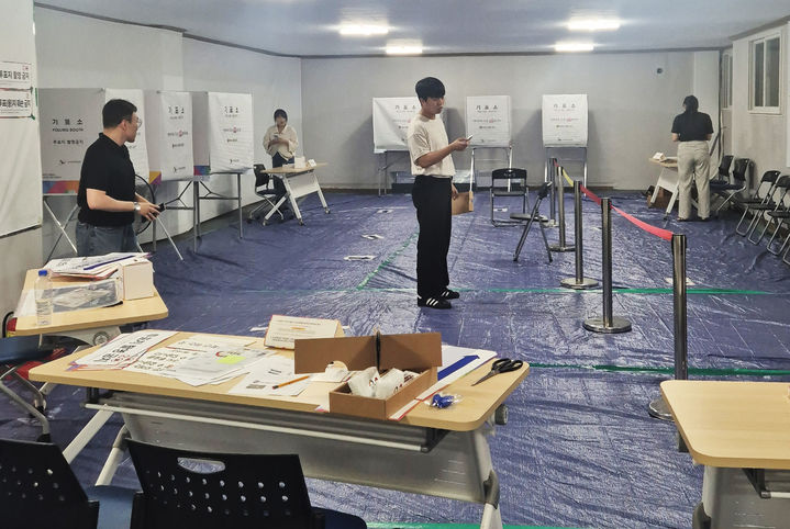 [광주=뉴시스] 제9회 전국동시지방선거 본투표를 하루 앞둔 2일 오후 광주 동구 학운동 제3투표소인 광주신체교정원에서 투표소 설치 작업이 이뤄지고 있다. (사진 = 독자 제공) 2026.06.02. photo@newsis.com *재판매 및 DB 금지