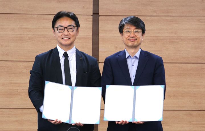 [서울=뉴시스] 이원호 성신여대 총장직무대리(오른쪽)와 고토다 마사즈미 일본 도쿠시마현 지사가 1일 협약을 체결하고 기념 사진을 촬영하고 있다. (사진=성신여대 제공) 2026.06.02. photo@newsis.com *재판매 및 DB 금지